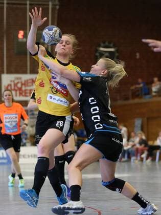 Bietigheim, Handball 1. Bundesliga SG BBM Bietigheim vs. HC Rödertal: v.l.Michelle Urbricht (Röd), Antje Lauenroth (BBM)