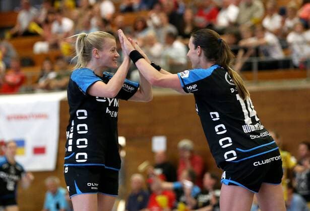 Bietigheim, Handball 1. Bundesliga SG BBM Bietigheim vs. HC Rödertal: v.l. Antje Lauenroth (BBM) freut sich mit Karolina Kudlacz-Gloc (BBM)