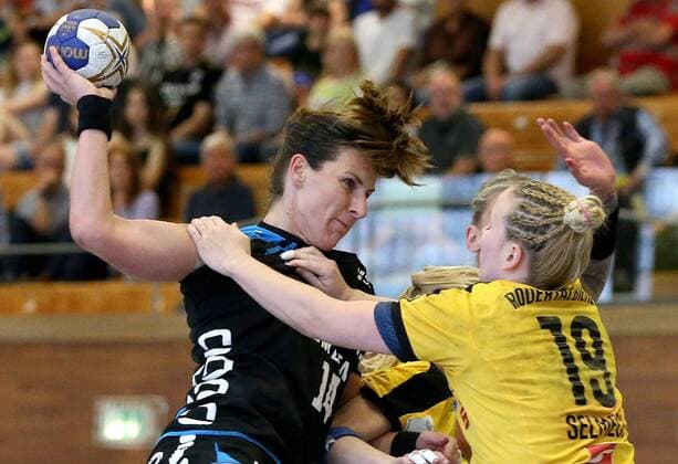 Bietigheim, Handball 1. Bundesliga SG BBM Bietigheim vs. HC Rödertal: v.l. Karolina Kudlacz-Gloc (BBM), Sarolta Selmeci (Rödertal)