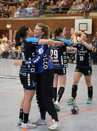 Bietigheim, Handball 1. Bundesliga SG BBM Bietigheim vs. HC Rödertal: v.l. Schlussjubel BBM, v.l. Martine Smeets (BBM), Tess Wester (BBM), hinten Leonie Patorra (BBM), Anna Loerper (BBM)
