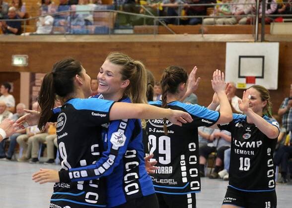Bietigheim, Handball 1. Bundesliga SG BBM Bietigheim vs. HC Rödertal: v.l. Schlussjubel BBM, v.l. Martine Smeets (BBM), Tess Wester (BBM), hinten Leonie Patorra (BBM), Anna Loerper (BBM)