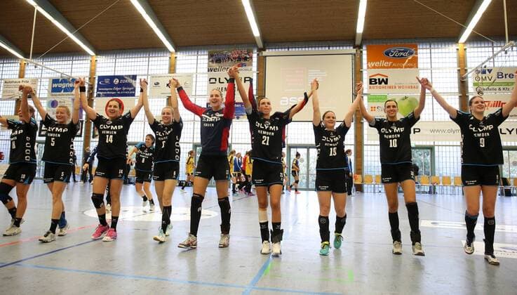 Bietigheim, Handball 1. Bundesliga SG BBM Bietigheim vs. HC Rödertal: Schlussjubel BBM, v.l. Mille Hundahl (BBM), Antje Lauenroth (BBM), Karolina Kudlacz-Gloc (BBM), Luisa Schulze (BBM), Fie Woller (BBM), Anna Loerper (BBM), Cecilie Woller (BBM), Ines Ivancok (BBM)
