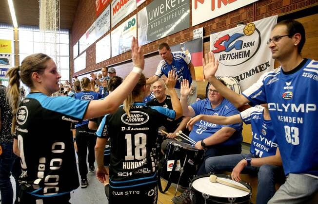 Bietigheim, Handball 1. Bundesliga SG BBM Bietigheim vs. HC Rödertal: v.l. Schlussjubel mit den Fans,v.l.Ines Ivancok (BBM), Mille Hundahl (BBM)
