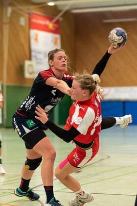 Marie-Christine Beddies (SG H2Ku Herrenberg Kuties 22), Rebecca Engelhardt (Kurpfalz Baeren 82), SG H2Ku Herrenberg Kuties vs. Kurpfalz Baeren, Handball, 2.Bundesliga, Frauen, HBF, Saison 17 18, 05.05.2018, SG H2Ku Herrenberg Kuties vs. Kurpfalz Baeren, Handball, 2.Bundesliga, Frauen, HBF, Saison 17 18, 05.05.2018 Herrenberg Copyright: xEibner-Pressefoto WolfgangxFrankx SGH