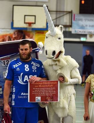 05.05.2018, xpsx, Handball 3.Liga, HSG Hanau - TV Grosswallstadt v.l. Geschenke für den Meister TV Grosswallstadt Hanau Hessen Deutschland