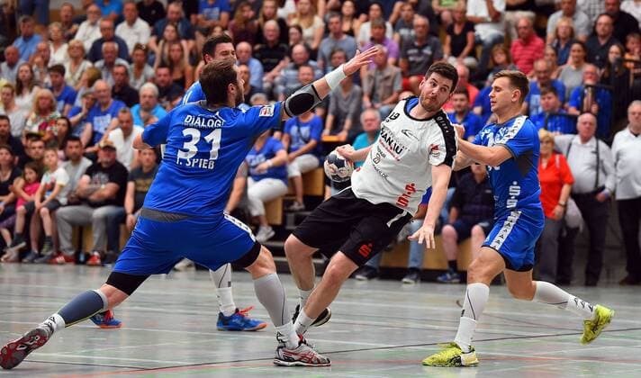 05.05.2018, xpsx, Handball 3.Liga, HSG Hanau - TV Grosswallstadt v.l. Tom Spiess (Grosswallstadt), Hannes Geist (Hanau), Hanau Hessen Deutschland