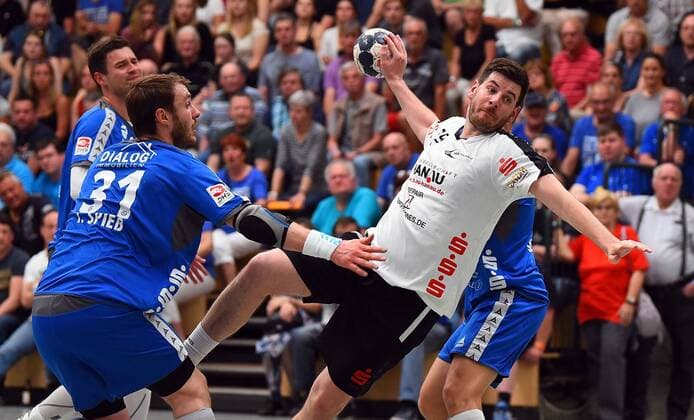 05.05.2018, xpsx, Handball 3.Liga, HSG Hanau - TV Grosswallstadt v.l. Tom Spiess (Grosswallstadt), Hannes Geist (Hanau), Hanau Hessen Deutschland
