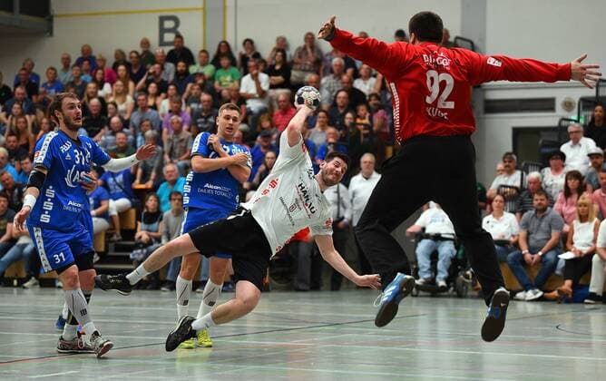 05.05.2018, xpsx, Handball 3.Liga, HSG Hanau - TV Grosswallstadt v.l. Hannes Geist (Hanau), Arturs Kugis (Grosswallstadt) Hanau Hessen Deutschland