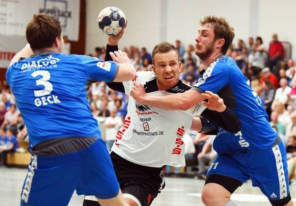 05.05.2018, xpsx, Handball 3.Liga, HSG Hanau - TV Grosswallstadt v.l. Niklas Geck (Grosswallstadt), Jannik Ruppert (Hanau), Tom Spiess (Grosswallstadt) Hanau Hessen Deutschland