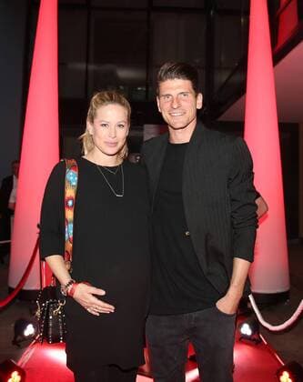 VFB Stuttgart Saisonabschlußfeier 05.05.2018 Deutschland Stuttgart Fußball Bundesliga Saison 2017 2018 VFB Stuttgart Saisonabschlußfeier im Restaurant AMICI Stuttgart. Mario Gomez mit Frau Carina. Foto Herbert Rudel *** VFB Stuttgart Season finale 05 05 2018 Germany Stuttgart Football Bundesliga Season 2017 2018 VFB Stuttgart Season finale in the restaurant AMICI Stuttgart Mario Gomez with wife Carina Photo Herbert Rudel