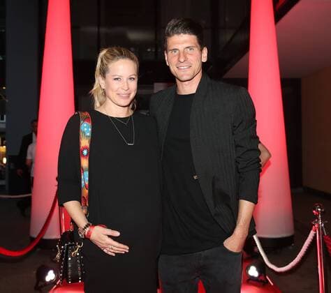 VFB Stuttgart Saisonabschlußfeier 05.05.2018 Deutschland Stuttgart Fußball Bundesliga Saison 2017 2018 VFB Stuttgart Saisonabschlußfeier im Restaurant AMICI Stuttgart. Mario Gomez mit Frau Carina. Foto Herbert Rudel *** VFB Stuttgart Season finale 05 05 2018 Germany Stuttgart Football Bundesliga Season 2017 2018 VFB Stuttgart Season finale in the restaurant AMICI Stuttgart Mario Gomez with wife Carina Photo Herbert Rudel