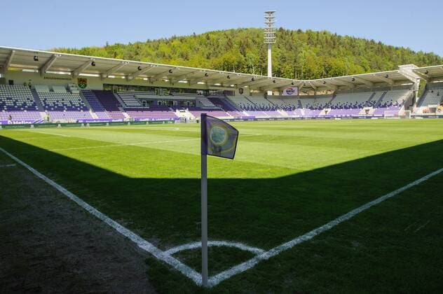 Fußball, Stadiongeschichte FC Erzgebirge Aue Das Erzgebirgsstadion rund zwei Stunden vor Anpfiff; SG Dynamo Dresden - FC Erzgebirge Aue; Fußball; 2. Liga; Saison 2017 2018; 33. Spieltag; Erzgebirgsstadion; Aue; 06. Mai 2018;