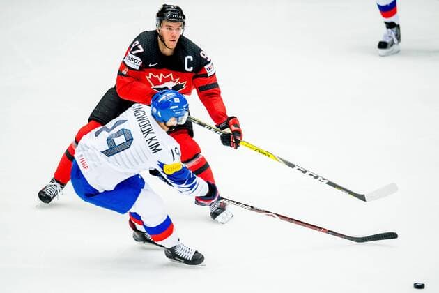 180506 Sangwook Kim of South Korea and Connor McDavid of Canada during the IIHF Ice hockey Eishockey World Championship WM Weltmeisterschaft match between South Korea and Canada on May 6, 2018 in Herning. Photo: Vegard Wivestad Gr¿tt BILDBYRN kod VG 170154 Copyright: VEGARDxWIVESTADxGR¯TT BB180506BB144