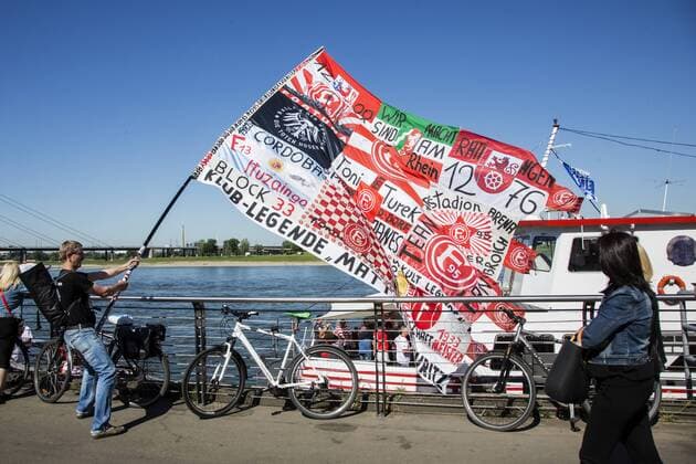 Fortuna Düsseldorf Fans, Düsseldorf, NRW, Deutschland Düsseldorf, Deutschland. 6. Mai 2018. Fortuna Düsseldorf Fans feiern den Aufstieg ihrer Mannschaft in die 1. Bundesliga und schwenken Fahnen. *** Fortuna Dusseldorf Fans Dusseldorf NRW Germany Dusseldorf Germany 6 May 2018 Fortuna Dusseldorf fans celebrate the rise of their team in the 1 Bundesliga and wave flags
