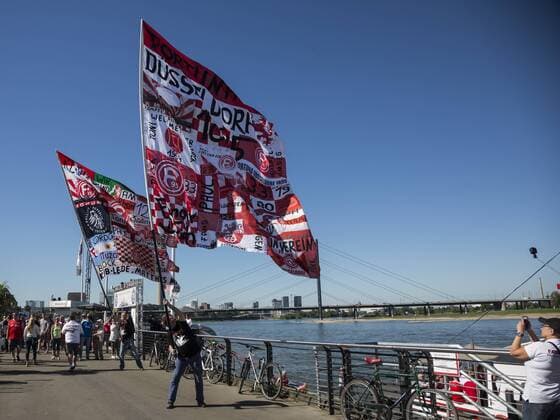 Fortuna Düsseldorf Fans, Düsseldorf, NRW, Deutschland Düsseldorf, Deutschland. 6. Mai 2018. Fortuna Düsseldorf Fans feiern den Aufstieg ihrer Mannschaft in die 1. Bundesliga und schwenken Fahnen. *** Fortuna Dusseldorf Fans Dusseldorf NRW Germany Dusseldorf Germany 6 May 2018 Fortuna Dusseldorf fans celebrate the rise of their team in the 1 Bundesliga and wave flags