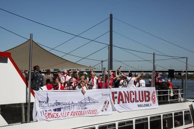 Fortuna Düsseldorf Fans, Düsseldorf, NRW, Deutschland Düsseldorf, Deutschland. 6. Mai 2018. Fortuna Düsseldorf Fans feiern den Aufstieg ihrer Mannschaft in die 1. Bundesliga mit einer Schifffahrt auf dem Schiff Stadt Düsseldorf der Weißen Flotte auf dem Rhein. *** Fortuna Dusseldorf Fans Dusseldorf NRW Germany Dusseldorf Germany 6 May 2018 Fortuna Dusseldorf fans celebrate the rise of their team in the 1 Bundesliga with a cruise on the ship City Dusseldorf the White Fleet on the Rhine