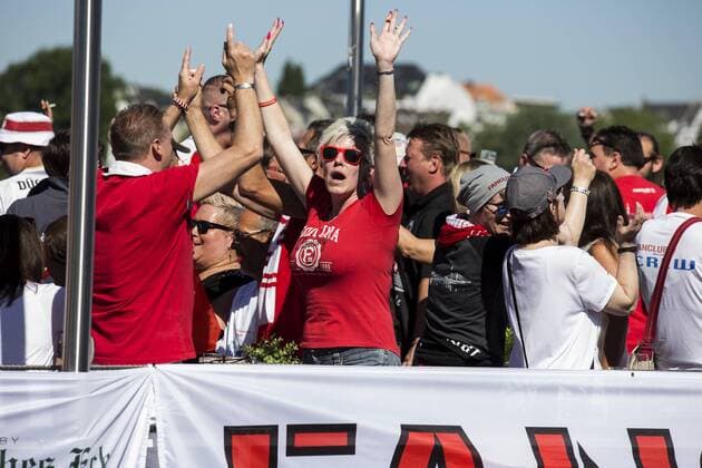 Fortuna Düsseldorf Fans, Düsseldorf, NRW, Deutschland Düsseldorf, Deutschland. 6. Mai 2018. Fortuna Düsseldorf Fans feiern den Aufstieg ihrer Mannschaft in die 1. Bundesliga mit einer Schifffahrt auf dem Schiff Stadt Düsseldorf der Weißen Flotte auf dem Rhein. *** Fortuna Dusseldorf Fans Dusseldorf NRW Germany Dusseldorf Germany 6 May 2018 Fortuna Dusseldorf fans celebrate the rise of their team in the 1 Bundesliga with a cruise on the ship City Dusseldorf the White Fleet on the Rhine