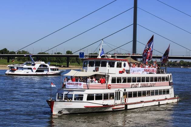 Bilder des Tages - SPORT Fortuna Düsseldorf Fans, Düsseldorf, NRW, Deutschland Düsseldorf, Deutschland. 6. Mai 2018. Fortuna Düsseldorf Fans feiern den Aufstieg ihrer Mannschaft in die 1. Bundesliga mit einer Schifffahrt auf dem Schiff Stadt Düsseldorf der Weißen Flotte auf dem Rhein. *** Fortuna Dusseldorf Fans Dusseldorf NRW Germany Dusseldorf Germany 6 May 2018 Fortuna Dusseldorf fans celebrate the rise of their team in the 1 Bundesliga with a cruise on the ship City Dusseldorf the White Fleet on the Rhine