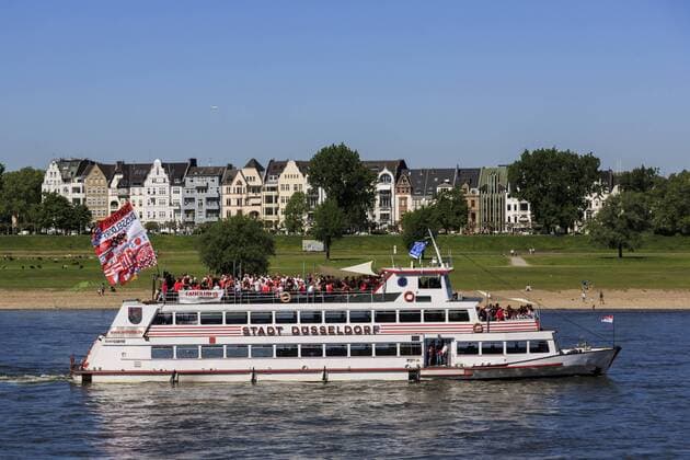 Fortuna Düsseldorf Fans, Düsseldorf, NRW, Deutschland Düsseldorf, Deutschland. 6. Mai 2018. Fortuna Düsseldorf Fans feiern den Aufstieg ihrer Mannschaft in die 1. Bundesliga mit einer Schifffahrt auf dem Schiff Stadt Düsseldorf der Weißen Flotte auf dem Rhein. *** Fortuna Dusseldorf Fans Dusseldorf NRW Germany Dusseldorf Germany 6 May 2018 Fortuna Dusseldorf fans celebrate the rise of their team in the 1 Bundesliga with a cruise on the ship City Dusseldorf the White Fleet on the Rhine