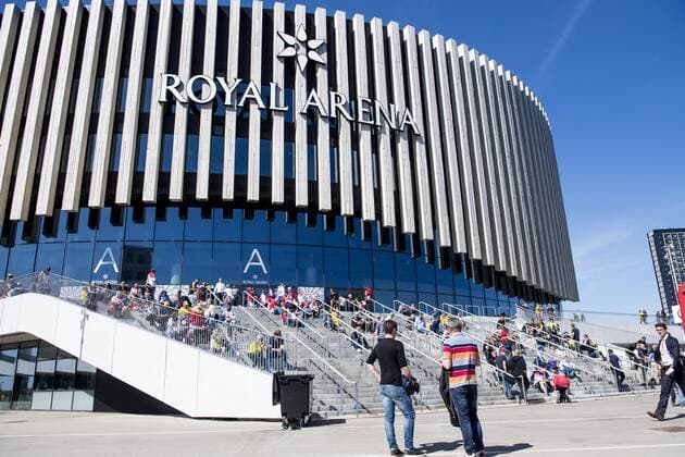 180506 Publik väntar pa att insläppet ska öppna i solen utanför Royal Arena inför ishockeymatchen mellan Sverige och Tjeckien under ishockey-VM den 6 maj 2018 i Köpenhamn. Copyright: LUDVIGxTHUNMAN BB180506LT005