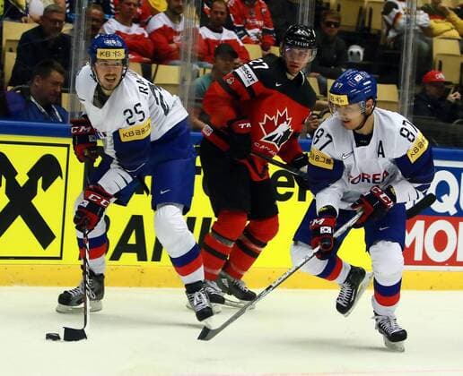Eishockey WM, SÃ¼dkorea - Kanada 6th May 2018, Jyske Bank Boxen, Herning, Denmark; IIHF Ice hockey Eishockey World Championships, Group B, Korea versus Canada; Brock RADUNSKE (KOR) controls the puck from Ryan MURRAY (Canada) supported by Minho CHO (KOR),  ActionPlus12021055