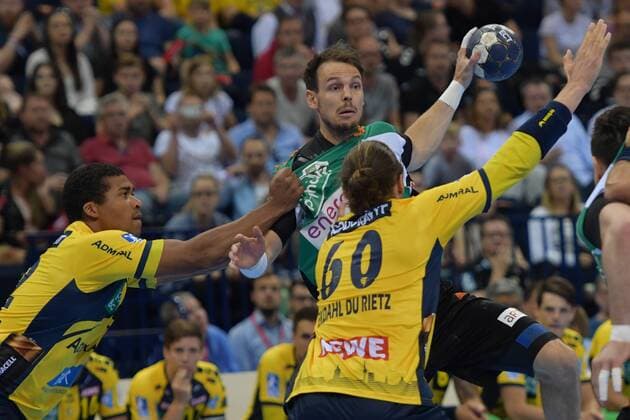 Bilder des Tages - SPORT HBL, DHB-Pokal, Finale, Rhein-Neckar Loewen vs TSV Hannover-Burgdorf 05.05.18, Barcelycard Arena, Hamburg, HBL, DHB-Pokal, Finale, Rhein-Neckar Loewen vs TSV Hannover-Burgdorf im Bild Kai Haefner (Häfner Hannover 17) versucht sich gegen Mads Mensah Larsen (Loewen 22) und Kim Ekdahl du Rietz (Loewen 60) durchzusetzen