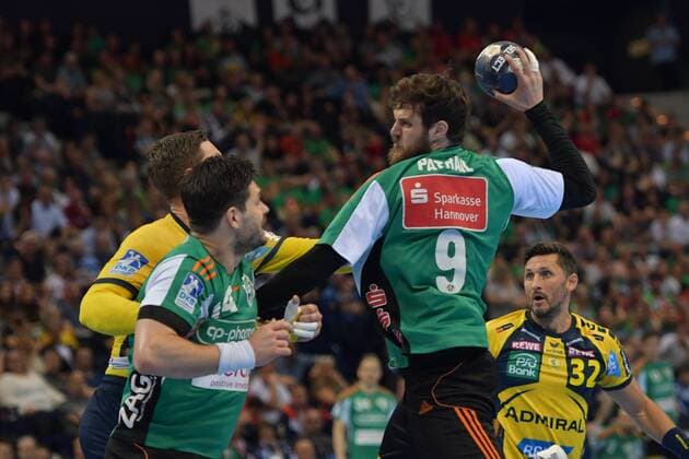 HBL, DHB-Pokal, Finale, Rhein-Neckar Loewen vs TSV Hannover-Burgdorf 05.05.18, Barcelycard Arena, Hamburg, HBL, DHB-Pokal, Finale, Rhein-Neckar Loewen vs TSV Hannover-Burgdorf im Bild Mait Petrail (Hannover 09) versucht sich gegen Hendrik Pekeler (Loewen 23 durchzusetzen