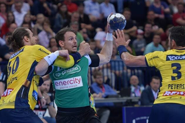 HBL, DHB-Pokal, Finale, Rhein-Neckar Loewen vs TSV Hannover-Burgdorf 05.05.18, Barcelycard Arena, Hamburg, HBL, DHB-Pokal, Finale, Rhein-Neckar Loewen vs TSV Hannover-Burgdorf im Bild Kai Haefner (Häfner Hannover 17) versucht sich gegen Kim Ekdahl du Rietz (Loewen 60) durchzusetzen