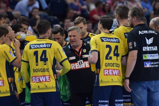 HBL, DHB-Pokal, Finale, Rhein-Neckar Loewen vs TSV Hannover-Burgdorf 05.05.18, Barcelycard Arena, Hamburg, HBL, DHB-Pokal, Finale, Rhein-Neckar Loewen vs TSV Hannover-Burgdorf im Bild Trainer Nikolaj Jacobsen (Loewen) unterhaelt sich mit der Mannschaft