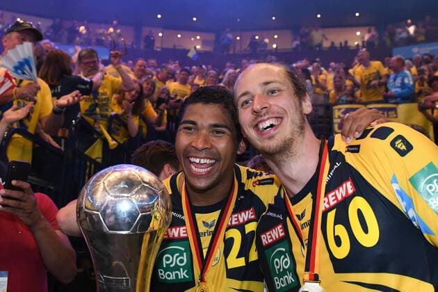 Themen der Woche - SPORT Bilder des Tages - SPORT HBL, DHB-Pokal, Finale, Rhein-Neckar Loewen vs TSV Hannover-Burgdorf 05.05.18, Barcelycard Arena, Hamburg, HBL, DHB-Pokal, Finale, Rhein-Neckar Loewen vs TSV Hannover-Burgdorf im Bild die Spieler der Loewen jubeln mit dem Pokal ueber den Sieg *** HBL DHB Cup Final Rhein Neckar Loewen vs TSV Hannover Burgdorf 05 05 18 Barcelycard Arena Hamburg HBL DHB Cup Final Rhein Neckar Loewen vs TSV Hannover Burgdorf in the picture the players of the Loewen cheer with the cup over the victory nordphoto xWitke nph00002