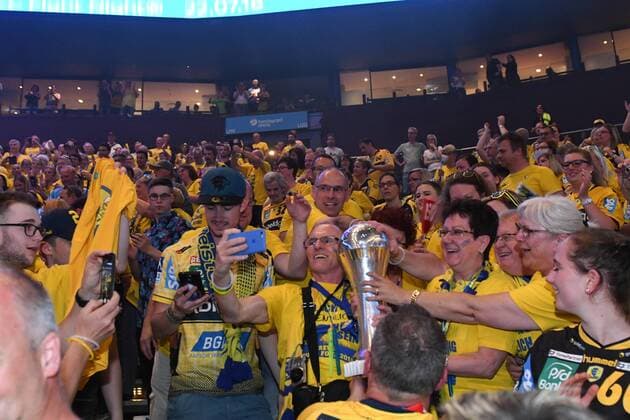 HBL, DHB-Pokal, Finale, Rhein-Neckar Loewen vs TSV Hannover-Burgdorf 05.05.18, Barcelycard Arena, Hamburg, HBL, DHB-Pokal, Finale, Rhein-Neckar Loewen vs TSV Hannover-Burgdorf im Bild die Fans der Loewen duerfen mit dem Pokal ueber den Sieg jubeln