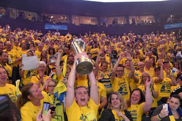 HBL, DHB-Pokal, Finale, Rhein-Neckar Loewen vs TSV Hannover-Burgdorf 05.05.18, Barcelycard Arena, Hamburg, HBL, DHB-Pokal, Finale, Rhein-Neckar Loewen vs TSV Hannover-Burgdorf im Bild die Fans der Loewen duerfen mit dem Pokal ueber den Sieg jubeln
