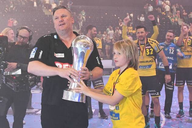 HBL, DHB-Pokal, Finale, Rhein-Neckar Loewen vs TSV Hannover-Burgdorf 05.05.18, Barcelycard Arena, Hamburg, HBL, DHB-Pokal, Finale, Rhein-Neckar Loewen vs TSV Hannover-Burgdorf im Bild Trainer Nikolaj Jacobsen (Loewen) jubelt mit dem Pokal ueber den Sieg