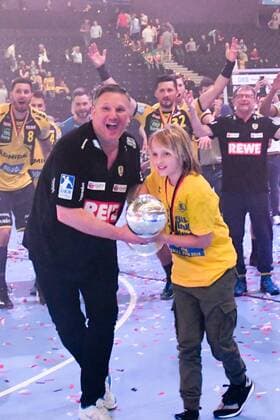 HBL, DHB-Pokal, Finale, Rhein-Neckar Loewen vs TSV Hannover-Burgdorf 05.05.18, Barcelycard Arena, Hamburg, HBL, DHB-Pokal, Finale, Rhein-Neckar Loewen vs TSV Hannover-Burgdorf im Bild Trainer Nikolaj Jacobsen (Loewen) jubelt mit dem Pokal ueber den Sieg