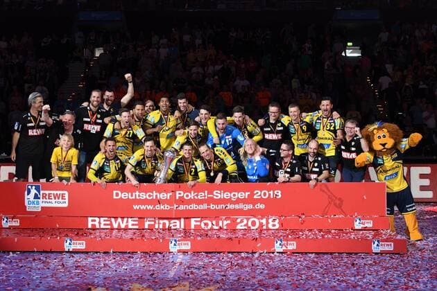 HBL, DHB-Pokal, Finale, Rhein-Neckar Loewen vs TSV Hannover-Burgdorf 05.05.18, Barcelycard Arena, Hamburg, HBL, DHB-Pokal, Finale, Rhein-Neckar Loewen vs TSV Hannover-Burgdorf im Bild die Mannschaft der Loewen jubelt mit dem Pokal ueber den Sieg nach der Siegerehrung