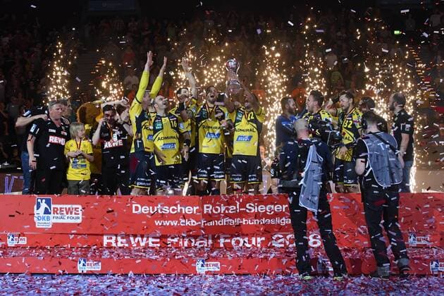 HBL, DHB-Pokal, Finale, Rhein-Neckar Loewen vs TSV Hannover-Burgdorf 05.05.18, Barcelycard Arena, Hamburg, HBL, DHB-Pokal, Finale, Rhein-Neckar Loewen vs TSV Hannover-Burgdorf im Bild die Mannschaft der Loewen jubelt mit dem Pokal ueber den Sieg nach der Siegerehrung