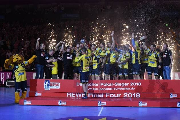 HBL, DHB-Pokal, Finale, Rhein-Neckar Loewen vs TSV Hannover-Burgdorf 05.05.18, Barcelycard Arena, Hamburg, HBL, DHB-Pokal, Finale, Rhein-Neckar Loewen vs TSV Hannover-Burgdorf im Bild die Mannschaft der Loewen jubelt mit dem Pokal ueber den Sieg nach der Siegerehrung