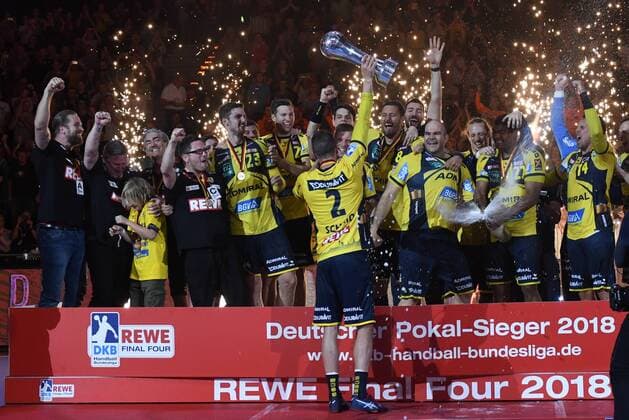 HBL, DHB-Pokal, Finale, Rhein-Neckar Loewen vs TSV Hannover-Burgdorf 05.05.18, Barcelycard Arena, Hamburg, HBL, DHB-Pokal, Finale, Rhein-Neckar Loewen vs TSV Hannover-Burgdorf im Bild die Mannschaft der Loewen jubelt mit dem Pokal ueber den Sieg nach der Siegerehrung