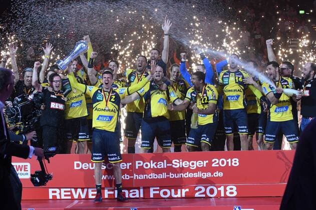 Bilder des Tages - SPORT HBL, DHB-Pokal, Finale, Rhein-Neckar Loewen vs TSV Hannover-Burgdorf 05.05.18, Barcelycard Arena, Hamburg, HBL, DHB-Pokal, Finale, Rhein-Neckar Loewen vs TSV Hannover-Burgdorf im Bild die Mannschaft der Loewen jubelt mit dem Pokal ueber den Sieg nach der Siegerehrung