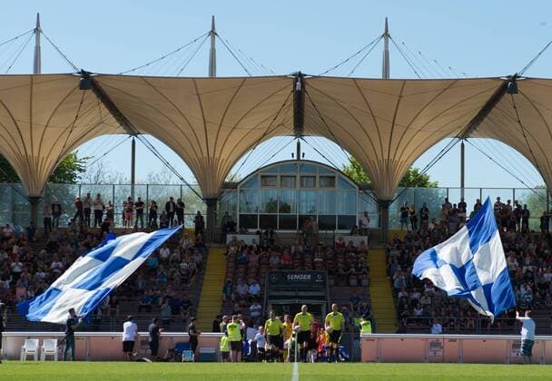 Fußball, Stadiongeschichte VfB Oldenburg GER, Regionalliga Nord, VfB Oldenburg vs Hannover 96 II 06.05.2018, Marschwegstadion, Oldenburg, GER, Regionalliga Nord, VfB Oldenburg vs Hannover 96 II , im Bild Einlauf der beiden Mannschaften im Stadion (VfB Oldenburg Fans Einlauf)
