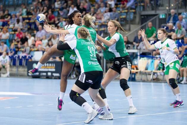 Prudence Kinlend (Nr. 10 Frisch Auf Goeppingen Frauen) ggeen Ann-Kristin Roller (Nr. 32 VfL Oldenburg Handball) und Jenny Behrend (Nr. 20 VfL Oldenburg Handball) VfL Oldenburg Handball vs Frisch Auf! Goeppingen Frauen VfL Oldenburg Handball vs Frisch Auf! Goeppingen Frauen, Handball, Handball Bundesliga, Saison 2017 2018, 06.05.2018 Oldenburg Copyright: xDanielxReinelt xEibner-Pressefotox EP_drt