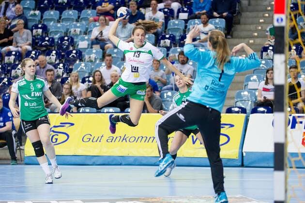 Iris Guberinic (Nr. 13 Frisch Auf Goeppingen Frauen) vor dem Tor von Julia Renner (Nr. 1 VfL Oldenburg Handball) VfL Oldenburg Handball vs Frisch Auf! Goeppingen Frauen VfL Oldenburg Handball vs Frisch Auf! Goeppingen Frauen, Handball, Handball Bundesliga, Saison 2017 2018, 06.05.2018 Oldenburg Copyright: xDanielxReinelt xEibner-Pressefotox EP_drt