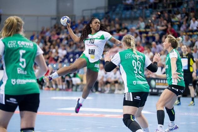Prudence Kinlend (Nr. 10 Frisch Auf Goeppingen Frauen) in der Luft vor Ann-Kristin Roller (Nr. 32 VfL Oldenburg Handball) und Angie Geschke (Nr. 21 VfL Oldenburg Handball) VfL Oldenburg Handball vs Frisch Auf! Goeppingen Frauen VfL Oldenburg Handball vs Frisch Auf! Goeppingen Frauen, Handball, Handball Bundesliga, Saison 2017 2018, 06.05.2018 Oldenburg Copyright: xDanielxReinelt xEibner-Pressefotox EP_drt