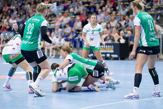 Petra Adamkova (Nr. 21 Frisch Auf Goeppingen Frauen) wird gefoult VfL Oldenburg Handball vs Frisch Auf! Goeppingen Frauen VfL Oldenburg Handball vs Frisch Auf! Goeppingen Frauen, Handball, Handball Bundesliga, Saison 2017 2018, 06.05.2018 Oldenburg Copyright: xDanielxReinelt xEibner-Pressefotox EP_drt