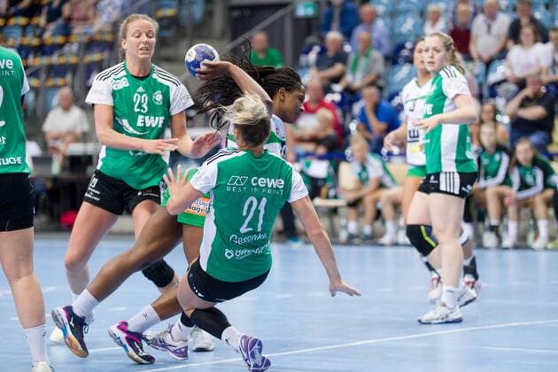 Prudence Kinlend (Nr. 10 Frisch Auf Goeppingen Frauen) setzt sich gegen Angie Geschke (Nr. 21 VfL Oldenburg Handball) durch VfL Oldenburg Handball vs Frisch Auf! Goeppingen Frauen VfL Oldenburg Handball vs Frisch Auf! Goeppingen Frauen, Handball, Handball Bundesliga, Saison 2017 2018, 06.05.2018 Oldenburg Copyright: xDanielxReinelt xEibner-Pressefotox EP_drt