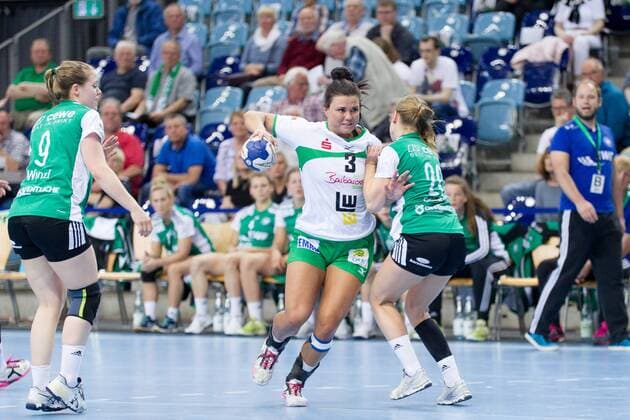 Maxime Struijs (Nr. 3 Frisch Auf Goeppingen Frauen) gegen Jenny Behrend (Nr. 20 VfL Oldenburg Handball) VfL Oldenburg Handball vs Frisch Auf! Goeppingen Frauen VfL Oldenburg Handball vs Frisch Auf! Goeppingen Frauen, Handball, Handball Bundesliga, Saison 2017 2018, 06.05.2018 Oldenburg Copyright: xDanielxReinelt xEibner-Pressefotox EP_drt