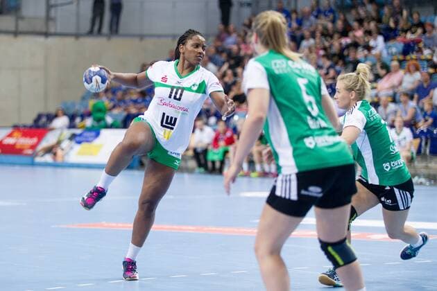 Prudence Kinlend (Nr. 10 Frisch Auf Goeppingen Frauen) gegen Kim Birke (Nr. 5 VfL Oldenburg Handball) und Jenny Behrend (Nr. 20 VfL Oldenburg Handball) VfL Oldenburg Handball vs Frisch Auf! Goeppingen Frauen VfL Oldenburg Handball vs Frisch Auf! Goeppingen Frauen, Handball, Handball Bundesliga, Saison 2017 2018, 06.05.2018 Oldenburg Copyright: xDanielxReinelt xEibner-Pressefotox EP_drt