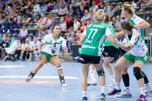 Maxime Struijs (Nr. 3 Frisch Auf Goeppingen Frauen) sieht sich der Oldenburger Abwehr gegenueber VfL Oldenburg Handball vs Frisch Auf! Goeppingen Frauen VfL Oldenburg Handball vs Frisch Auf! Goeppingen Frauen, Handball, Handball Bundesliga, Saison 2017 2018, 06.05.2018 Oldenburg Copyright: xDanielxReinelt xEibner-Pressefotox EP_drt