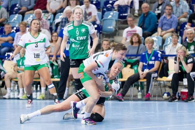 Petra Adamkova (Nr. 21 Frisch Auf Goeppingen Frauen) wird am Kreis gehalten VfL Oldenburg Handball vs Frisch Auf! Goeppingen Frauen VfL Oldenburg Handball vs Frisch Auf! Goeppingen Frauen, Handball, Handball Bundesliga, Saison 2017 2018, 06.05.2018 Oldenburg Copyright: xDanielxReinelt xEibner-Pressefotox EP_drt