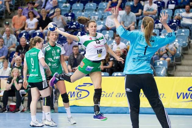 Iris Guberinic (Nr. 13 Frisch Auf Goeppingen Frauen) gegen Julia Renner (Nr. 1 VfL Oldenburg Handball) VfL Oldenburg Handball vs Frisch Auf! Goeppingen Frauen VfL Oldenburg Handball vs Frisch Auf! Goeppingen Frauen, Handball, Handball Bundesliga, Saison 2017 2018, 06.05.2018 Oldenburg Copyright: xDanielxReinelt xEibner-Pressefotox EP_drt